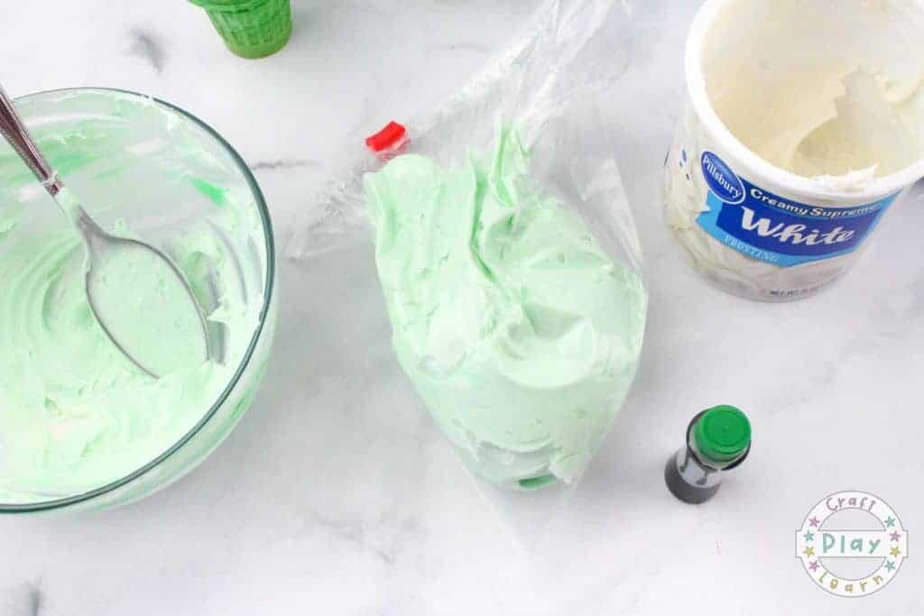 icing cupcakes for dr seuss party
