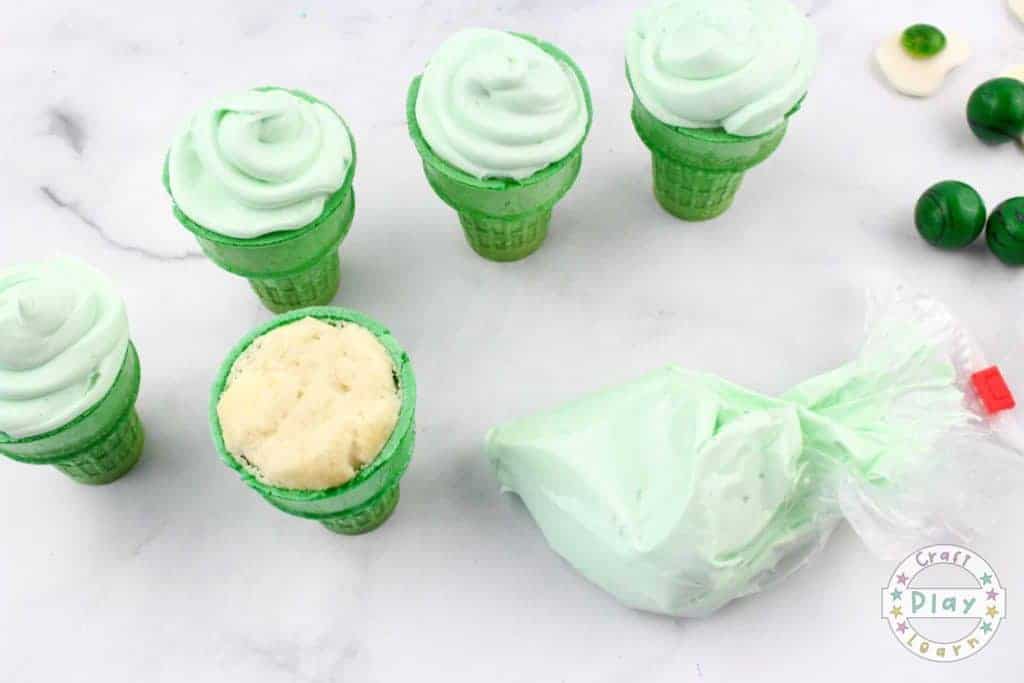 icing cupcakes for dr seuss party
